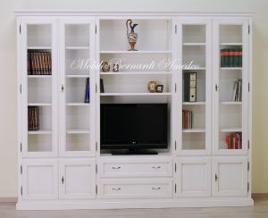 Libreria stile classico costruita artigianalmente in legno massello con ante e cassetti finitura colore bianco anticato